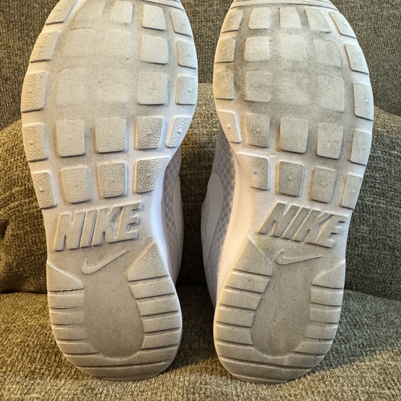 Nike Tanjun Women’s running sneaker in a white colorway Size 9 - Picture 8 of 11